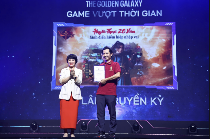 Đại diện VNNGames nhận giải Game vượt thời gian. Ảnh: Quỳnh Trần
