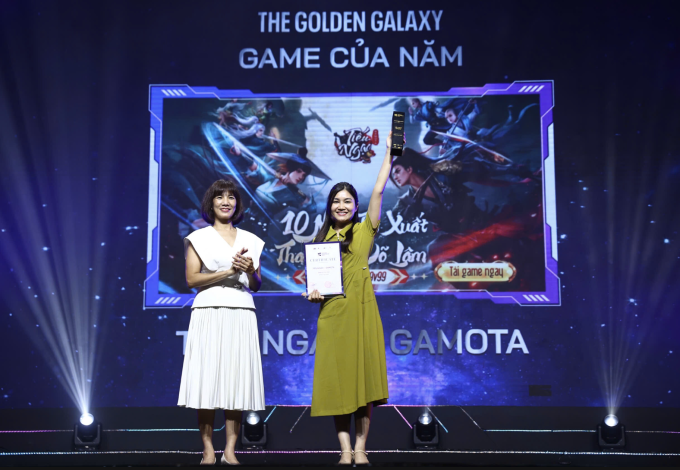 Đại diện Gamota nhận giải Game của năm. Ảnh: Quỳnh Trần