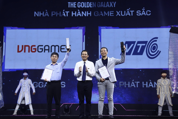 Đại diện VTC (trái) và VNGGames nhận giải Nhà phát hành game xuất sắc. Ảnh: Quỳnh Trần