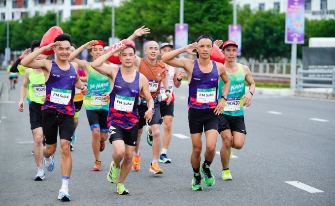 Các pacer sub4 dẫn đoàn VĐV tại VM Đà Nẵng 2024. Ảnh: VnExpress Marathon