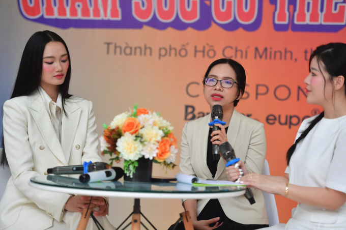 Thạc sĩ - Bác sĩ Đặng Thị Hồng Phượng chia sẻ phương pháp chăm sóc da cho học sinh tại buổi hội thảo hôm 19/5. Ảnh: Thanh Tùng