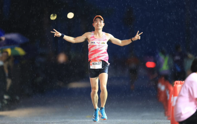 Một runner về đích cự ly 21km tại VM Hạ Long 2024. Ảnh: VM