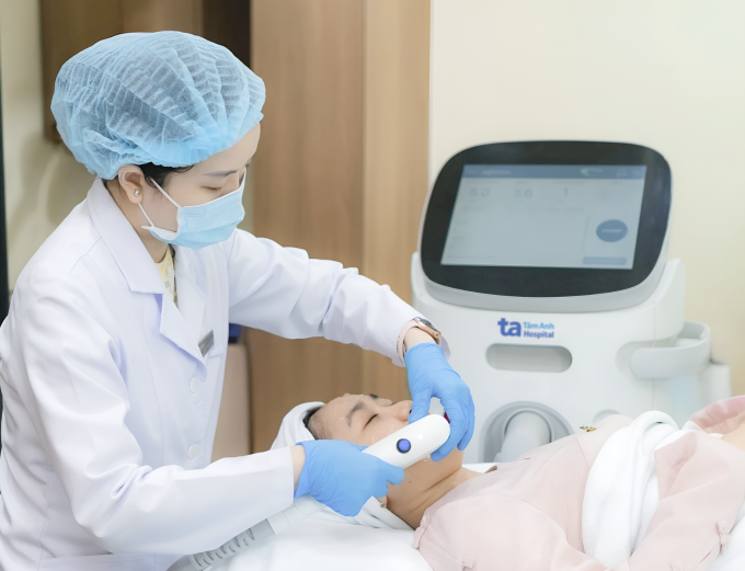 Bác sĩ Trang điều trị da chảy xệ cho người bệnh bằng công nghệ SUPERB. Ảnh minh họa: Bệnh viện Đa khoa Tâm Anh