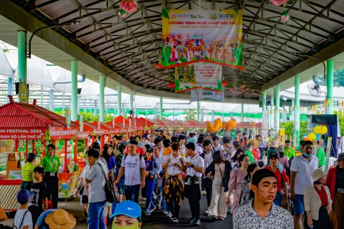 Lễ hội thu hút sự tham gia của đông đảo người dân. Ảnh: Suối Tiên