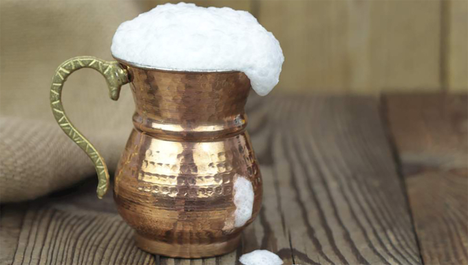 Ayran được phục vụ trong cốc bằng đồng. Ảnh: Taste Atlas
