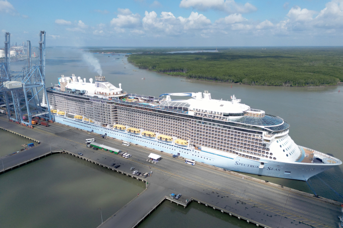 Tàu du lịch Spectrum of the Seas cập cảng Tân Cảng - Cái Mép. Ảnh: Trường Hà