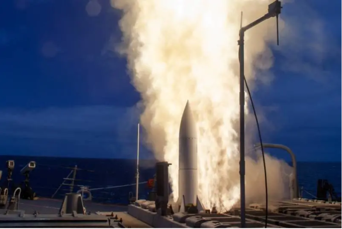 Tàu khu trục lớp Arleigh Burke USS John Paul Jones (DDG 53) bắn tên lửa Standard Missile-6 (SM-6) trong cuộc thử nghiệm hệ thống vũ khí Aegis ngày 27.6.2014. Ảnh: US Navy