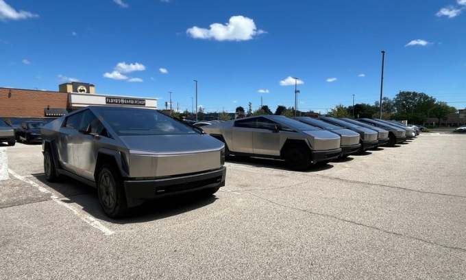Một dãy Tesla Cybertruck trong bãi đỗ xe của một trung tâm thương mại ở Detroit. Ảnh: Crains Detroit Business