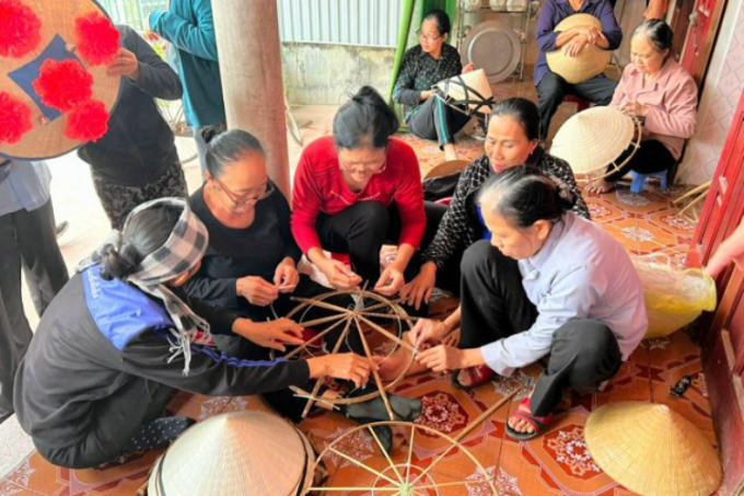 Nghệ nhân làng Chuông ở Hà Nội đan nón lá. Ảnh: Asahi