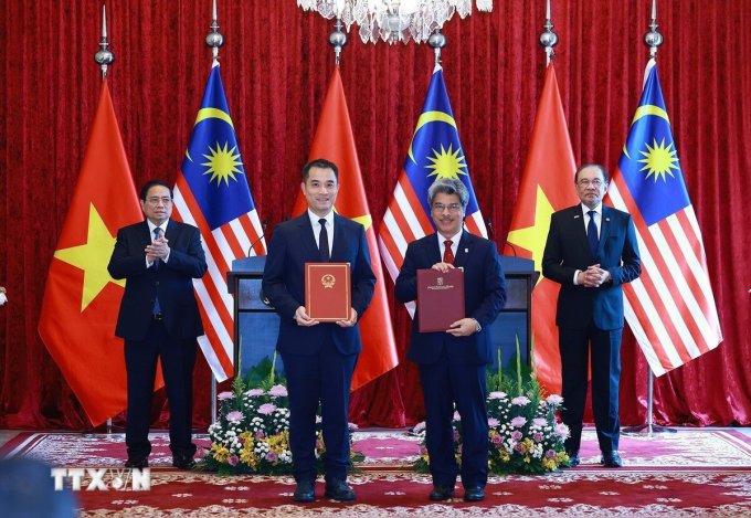 Thủ tướng Phạm Minh Chính và Thủ tướng Malaysia Anwar Ibrahim chứng kiến trao Ý định thư hợp tác giữa Đại học Quốc gia Hà Nội và Đại học Quốc gia Malaysia. Ảnh: TTXVN