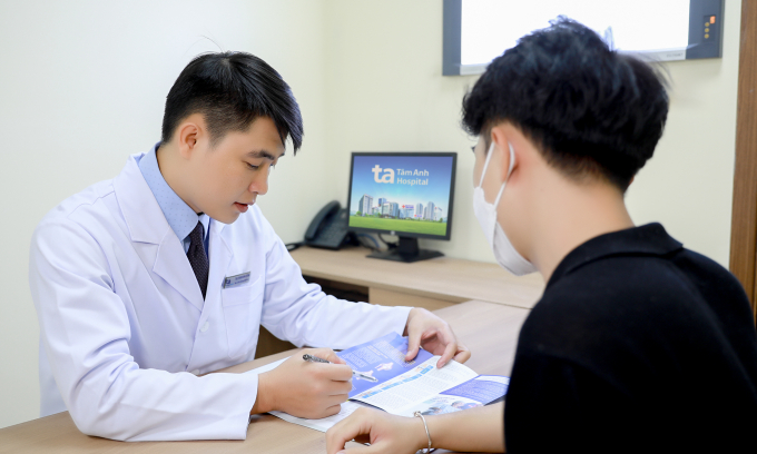 Bác sĩ Lộc giải thích tình trạng sức khỏe cho người bệnh. Ảnh: Bệnh viện cung cấp