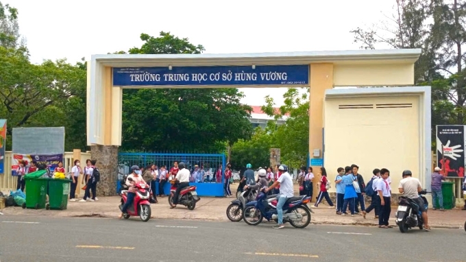 Trường THCS Hùng Vương, một trong 7 trường xảy ra việc hạ bậc lương giáo viên hợp đồng ở TP Phan Thiết, tỉnh Bình Thuận. Ảnh: Tư Huynh