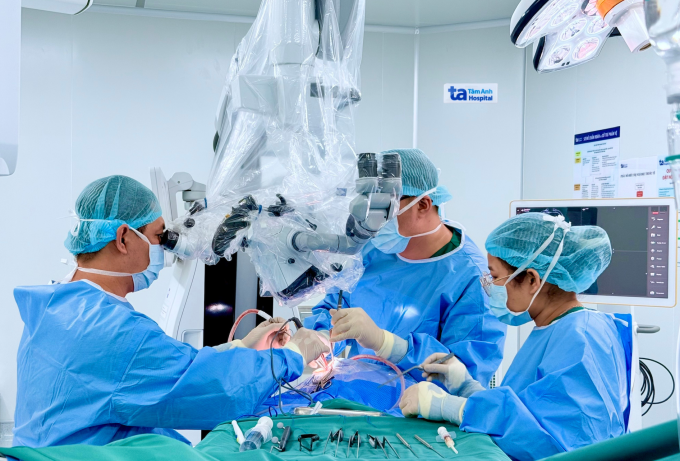 Bác sĩ phẫu thuật loại bỏ khối u mạch máu cho ông Hùng bằng kỹ thuật vi phẫu hiện đại. Ảnh: Bệnh viện Đa khoa Tâm Anh