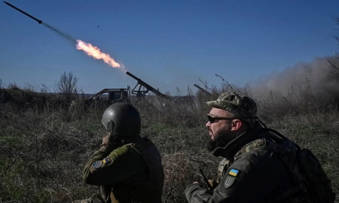 Binh sĩ Ukraine pháo kích mục tiêu Nga tại Zaporizhzhia tháng 11/2023. Ảnh: Reuters