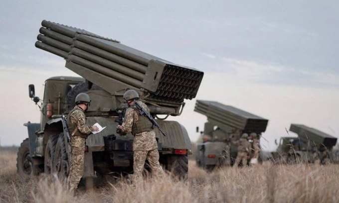 Lính Ukraine vận hành pháo phản lực BM-21 Grad tại cuộc diễn tập ở Kherson năm 2022. Ảnh: Reuters