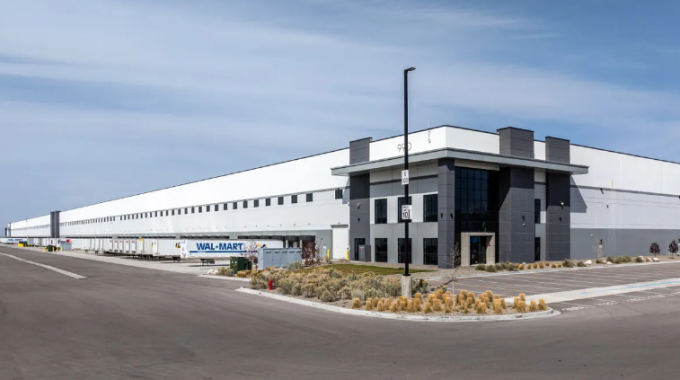 Bên ngoài trung tâm phân phối của Walmart tại thành phố Salt Lake. Cơ sở này, vừa được Walmart mua lại, bao gồm một tòa nhà cross-dock. Trích nguồn từ CoStar/Cushman & Wakefield, ngày 20 tháng 5 năm 2025. 4o