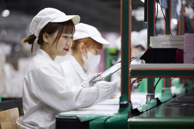 Công nhân đang kiểm tra iPad trên dây chuyền sản xuất ở Việt Nam. Ảnh: Apple