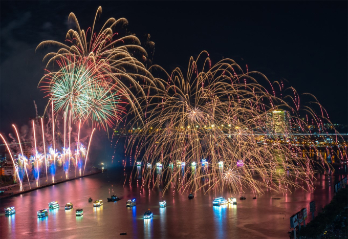 Pháo hoa nhìn từ khách sạn trên đường Trần Hưng Đạo. Ảnh: Wink Riverside