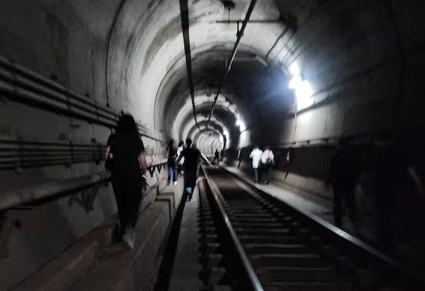 Hành khách sơ tán khỏi vụ phóng hỏa trên tàu điện Seoul, ngày 31/5. Ảnh: Chosun
