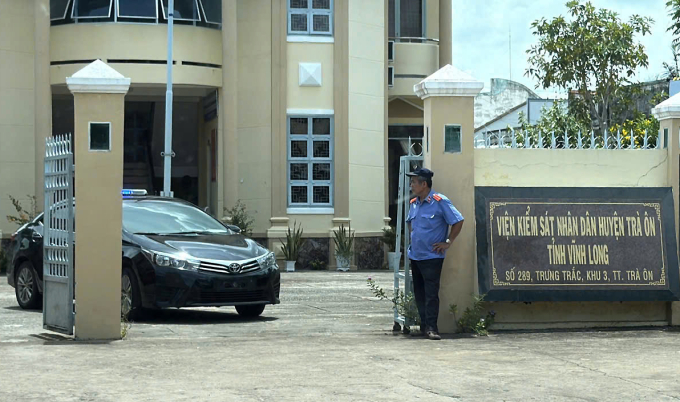 Cơ quan điều tra VNSND Tối cao làm việc với gia đình nữ sinh tại VKSND huyện Trà Ôn, ngày 28/5. Ảnh: An Bình