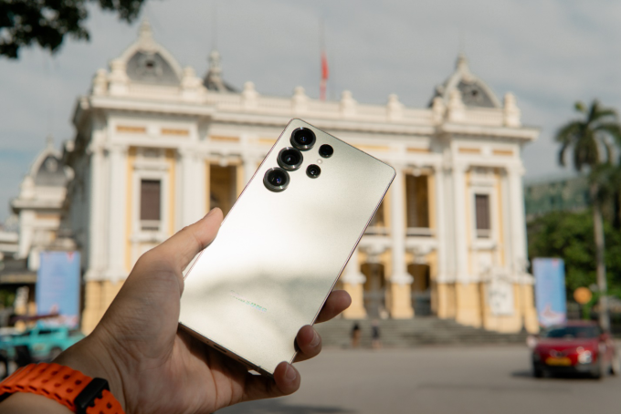 Gemini Live trên Galaxy S25 Series cùng người dùng khám phá văn hóa và lịch sử Hà Nội. Ảnh: Samsung