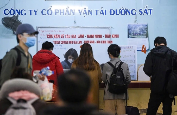 Khách mua vé tàu liên vận quốc tế trực tiếp tại ga. Ảnh: VNR