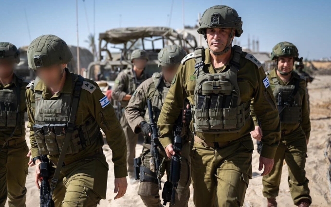 Trung tướng Eyal Zamir (thứ hai từ bên phải) tại Khan Younis, Gaza ngày 25/5. Ảnh: IDF
