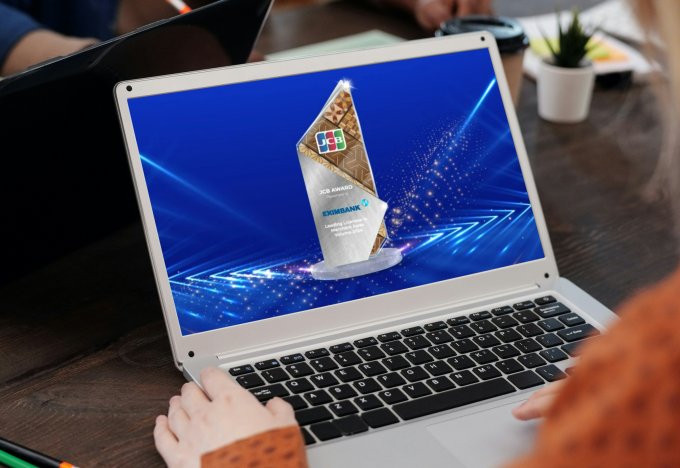 Cúp lưu niệm dành cho Ngân hàng dẫn đầu về doanh số thanh toán thẻ năm 2024. Ảnh: Eximbank