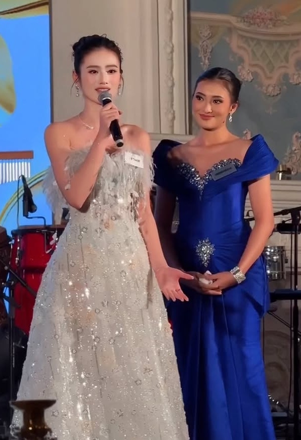 Ý Nhi (trái) nói về dự án tại vòng thi Beauty With A Purpose cùng Miss World Indonesia.