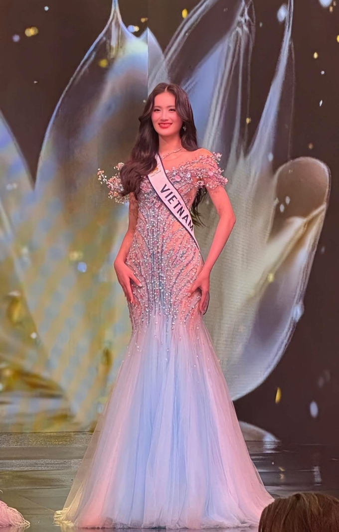 Ý Nhi trên sân khấu chung kết Miss World ở phần trình diễn đầm dạ hội. Ảnh: Phạm Kim Dung