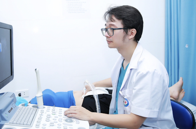 Bác sĩ Hà đang siêu âm cho sản phụ. Ảnh: Bệnh viện cung cấp