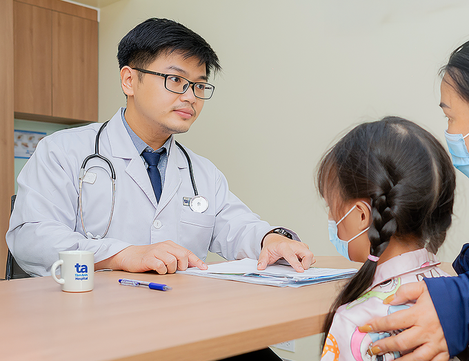 Bác sĩ Hiếu khám cho một bệnh nhi. Ảnh minh họa: Bệnh viện Đa khoa Tâm Anh