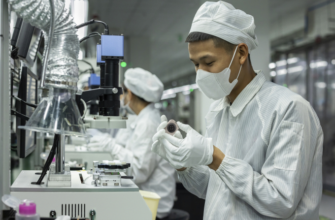 Công nhân đang kiểm tra Apple Watch trong một nhà máy tại Việt Nam. Ảnh: Apple