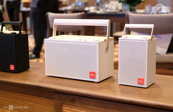 Fender Elie 6 (ngoài cùng bên phải) và Elie 12 (giữa). Ảnh: Tuấn Hưng