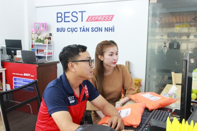 Chị Diễm đang giám sát công việc cùng Trưởng bưu cục. Ảnh: BEST Express