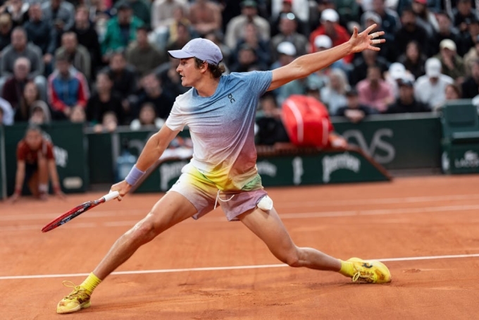 Fonseca trong trận thắng Hurkacz, trên sân số 7 ở tổ hợp Roland Garros, Paris, Pháp hôm 27/5. Ảnh: RG