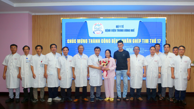 GS.TS Phạm Như Hiệp tặng hoa chúc mừng nữ bệnh nhân xuất viện. Ảnh: Lan Hương