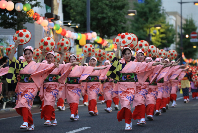 Các vũ công cầm nón hoa diễu hành tại lễ hội Hanagasa Yamagata năm 2017. Ảnh: AFP