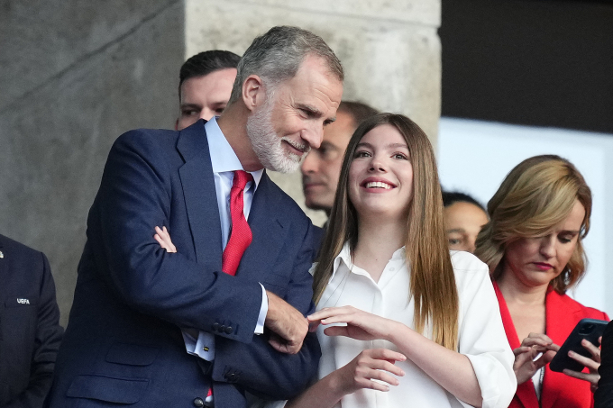 Vua Tây Ban Nha Felipe VI trò chuyện cùng con gái út Sofia tại trận chung kết Euro 2024 ở Berlin, Đức. Ảnh: AFP