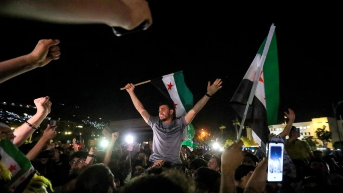 Người dâni ăn mừng tại Quảng trường Umayyad ở Damascus, Syria, hôm 13/5, sau khi Tổng thống Mỹ Donald Trump tuyên bố quyết định dỡ bỏ trừng phạt với nước này. Ảnh: AFP