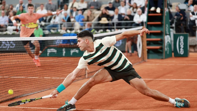 Alcaraz cứu bóng ở vòng hai Roland Garros, trên sân Trung tâm Philippe Chatrier, Paris, Pháp hôm 28/5. Ảnh: ATP