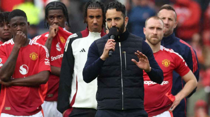 HLV Ruben Amorim cầm micro phát biểu sau trận Man Utd thắng Aston Villa 2-0 trên sân Old Trafford, thành phố Manchester, Vương quốc Anh, vòng 38 Ngoại hạng Anh ngày 25/5/2025. Ảnh: AFP