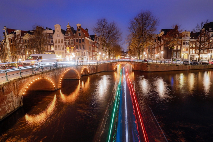 Một góc thành phố Amsterdam về đêm. Ảnh: Pixabay