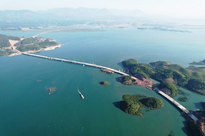 Cầu Vân Tiên dài hơn 1,5 km, nối liền hai huyện Vân Đồn và Tiên Yên (tỉnh Quảng Ninh) với tổng mức đầu tư gần 800 tỷ đồng.