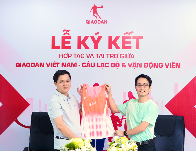 Ông Trần Đình Kiên - Giám đốc Công ty Cổ phần Đầu tư và Thương mại Như Ý và ông Nguyễn Hữu Tuấn - đại diện câu lạc bộ 88 Runners tham gia ký kết. Ảnh: Qiaodan Việt Nam