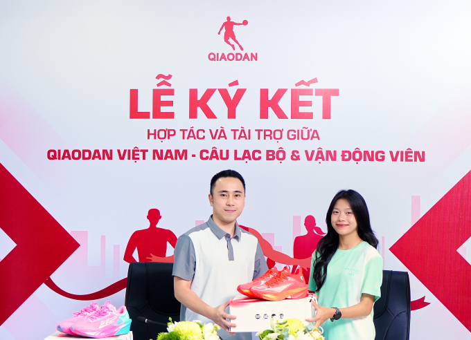 Ông Nguyễn Trường Đạt - Giám đốc Kinh doanh Công ty CP Đầu tư và Thương mại Như Ý trao quà tặng cho vận động viên quốc gia Hoàng Thị Ngọc Anh. Ảnh: Qiaodan Việt Nam