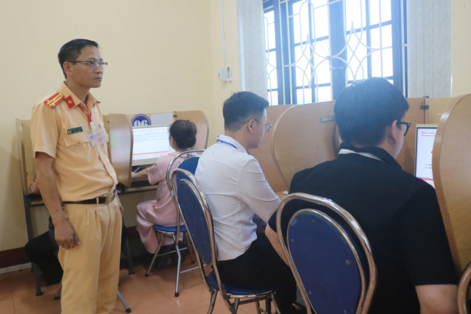 Các học viên tham gia kỳ thi sát hạch lái xe do Phòng CSGT TP Huế tổ chức. Ảnh: Phan Bé