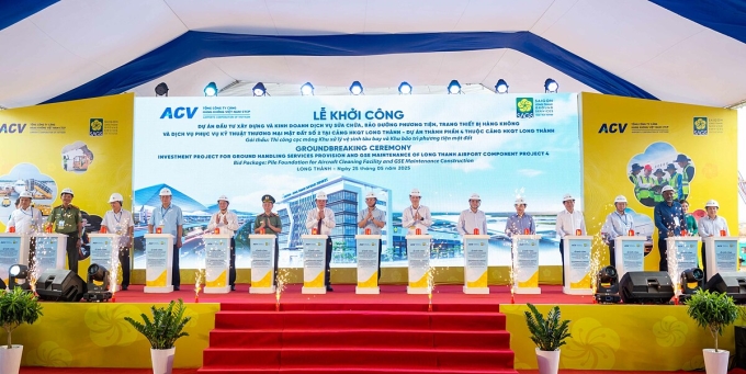 Các đại biểu, lãnh đạo ngành hàng không và tỉnh Đồng Nai bấm nút khởi công dự án. Ảnh: Sao Mai