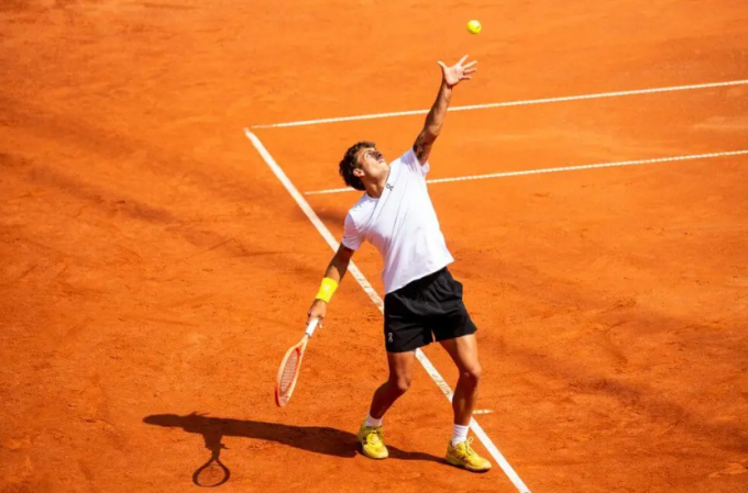 Cobolli thi đấu ở vòng một Roland Garros 2025. Ảnh: NYT