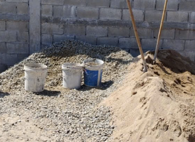 Một công trình nhà dân phải tạm dừng thi công vì thiếu cát. Ảnh: Bảo Đệ